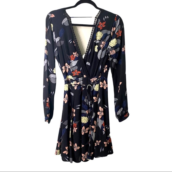 ASTR The Label Floral Print Wrap Dress (S) - Picture 4 of 8
